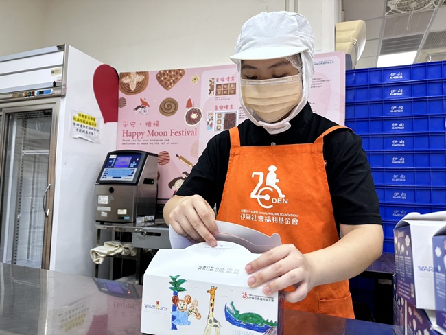 伊甸庇护员工小昀从产品包装、组装及出货等工作开始，在专业团队陪伴逐步累积实务经