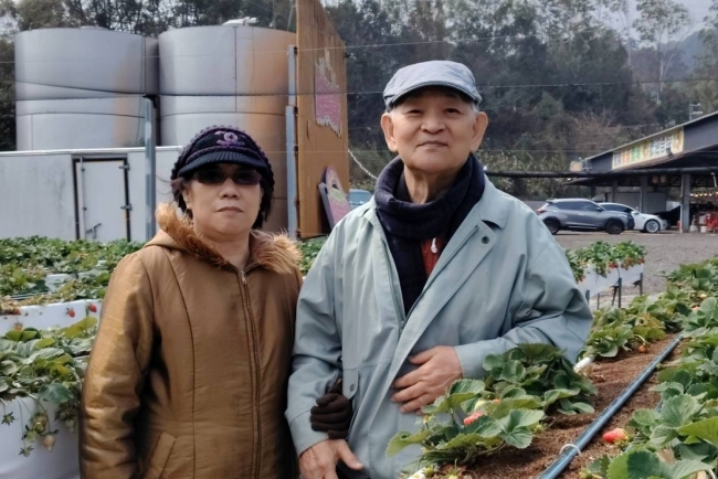 许麦可与家人关系紧密，虽然视力退化，但努力生活守护一家人