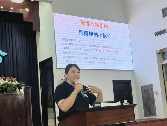 伊甸妇幼家园主任吴宜霖担任讲师，以儿童发展及早疗角度，认识孩子的行为
