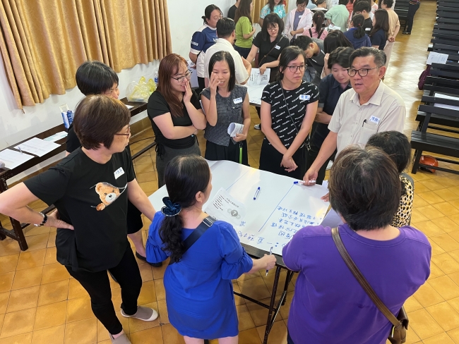 工作坊学员互相讨论，激荡出与孩子交互的方法