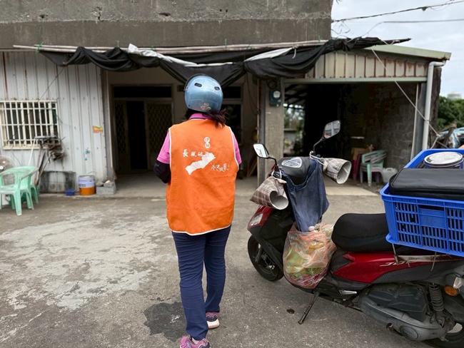 为台东部落老人接力送便当，同时布下社会安全网