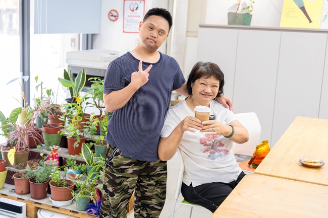 有重度唐氏症的小羽，在以利亚小作所学会制作手冲咖啡，并献给最爱的妈妈。