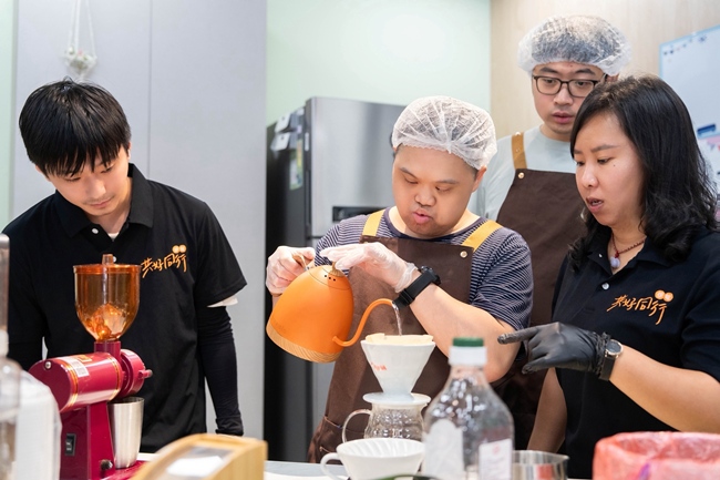  新竹县政府委托伊甸基金会成立以利亚小作所，通过手冲咖啡、果干制作与自立生活训练，帮助障碍者创建各项所需能力。