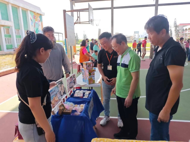 澎湖县政府社会处处长周柏雅至本会作业坊了解作业活动及成果展示