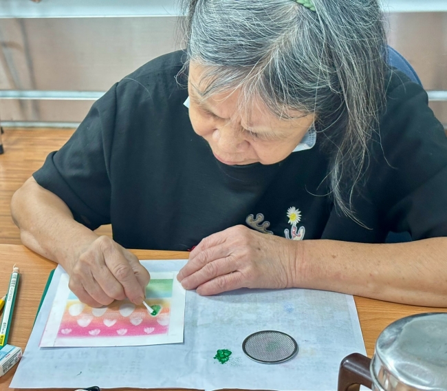 大家自由发挥创意，将沉重的照顾情绪转化为缤纷色彩