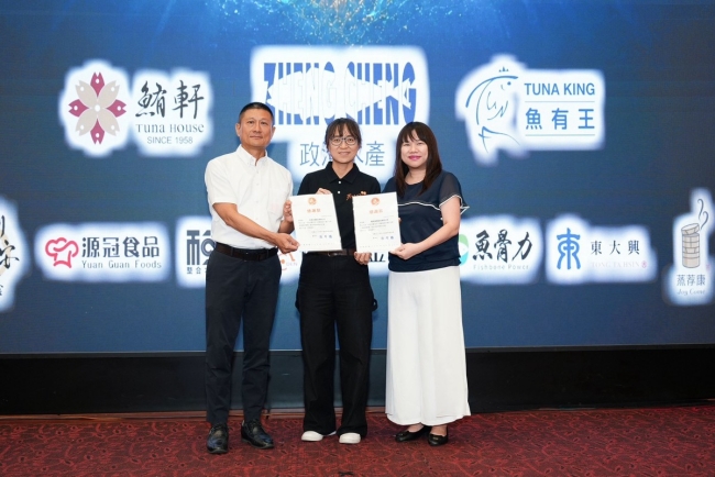 政澄水产与鲔轩贸易捐赠20万元，伊甸代表回赠感谢状