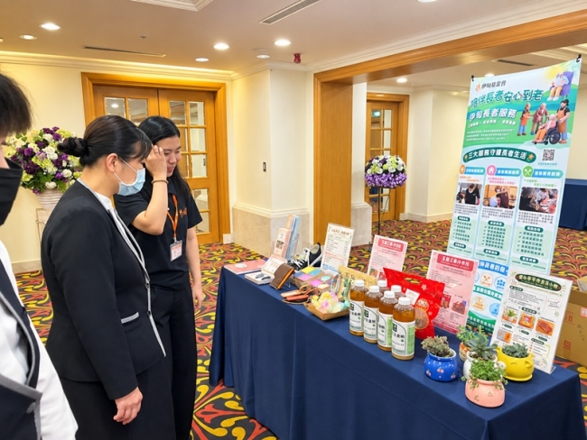 现场展示伊甸身障朋友的手作商品