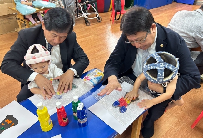 社友们耐心引导慢飞天使进行气泡纸感官创作，印出独一无二的中秋玉兔，现场洋溢温馨交互。