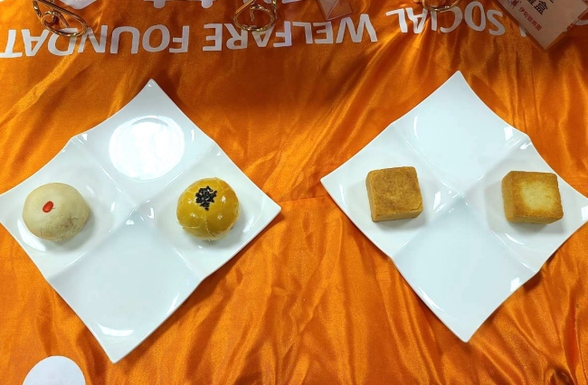 每一个月饼都是由庇护员工亲手制成