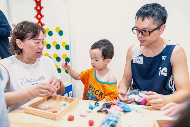 桃园第二区早疗发展中心举办社区融合活动,邀请早疗家庭、祖父母及社区民众一同参与。