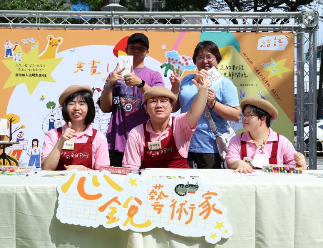 身障学员化身不同风格的「一日画家」,现场为民众做画
