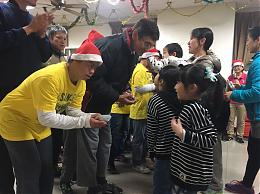 伊甸小朋友与广爱住民交换礼物家都非常开心