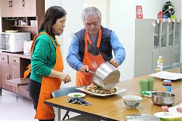 视障者协助料里摆盘