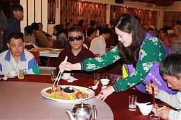 企业志工当桌长为视障朋友夹菜