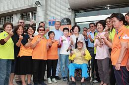 贵宾、工作人员和银发长辈一起揭牌合影