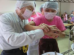 身障青年指导长辈包粽
