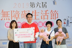 创作歌手小球(庄鹃瑛)10月26日热情为“无障碍生活节”站台，担任伊甸基金会无障碍生活节高雄场公益大使，在活动中体验单手包尿布，困难度报表让她直呼“超困难”，小球更呼吁民众用实际行动支持、响应无障碍生活计画。