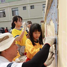 泰兴国小岁末感恩 冠军建材社区再造创意磁砖拼贴趣