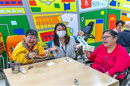 圣诞节前夕，石碇服务区号召13家合作企业，送餐至伊甸兴隆照顾中心，让服务使用者也能感受圣诞节气。