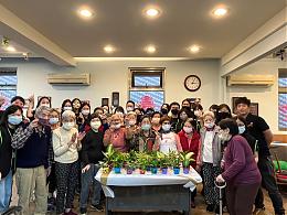 今(25)日20位志工至伊甸莺歌托老中心除了打造快乐花园，也带领长辈彩绘盆栽、料理佳肴、共享美味，一起共度美好一天。