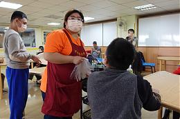 伊甸生活服务员徐采惠，于半年前加入伊甸，年纪轻轻便投入服务身障者的行列。