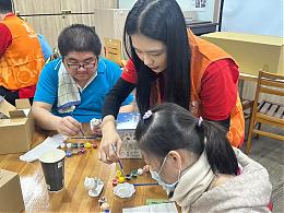 远百板桥中山店与身障学员一同进行彩绘活动，度过难忘的圣诞节。