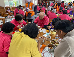 今(24)日头城武营站办爱围炉，长辈还有老师与工作人员一起欢喜抬杠呷围炉。