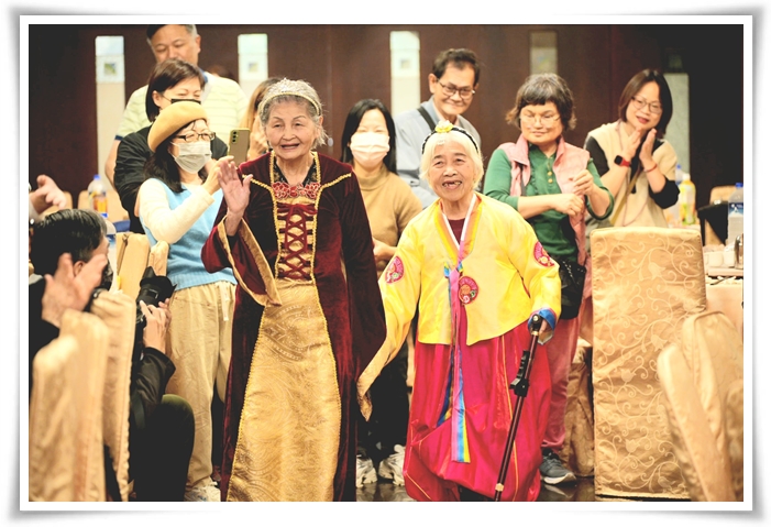 高龄91岁的金枝阿嬷(左)穿着皇后礼袍，和身穿韩服的素月阿嬷一起欢喜进场。