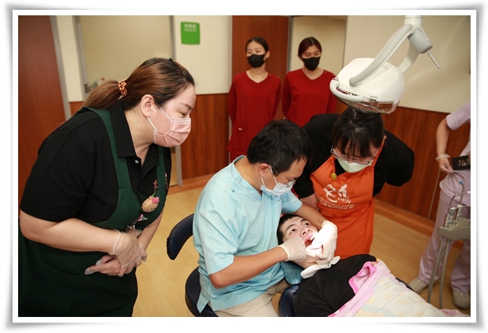 牙医师告诉教保员，小浚接下来牙齿治疗规划