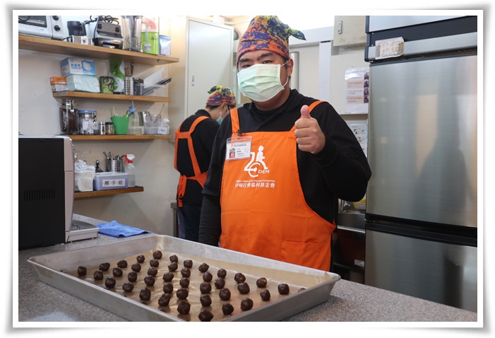 伊甸台东庇护工场学员翰翰，患有轻度智能障碍，在经过一年多的烘焙训练后，越来越熟悉烘焙制作饼干的流程与技巧，进步非常多。