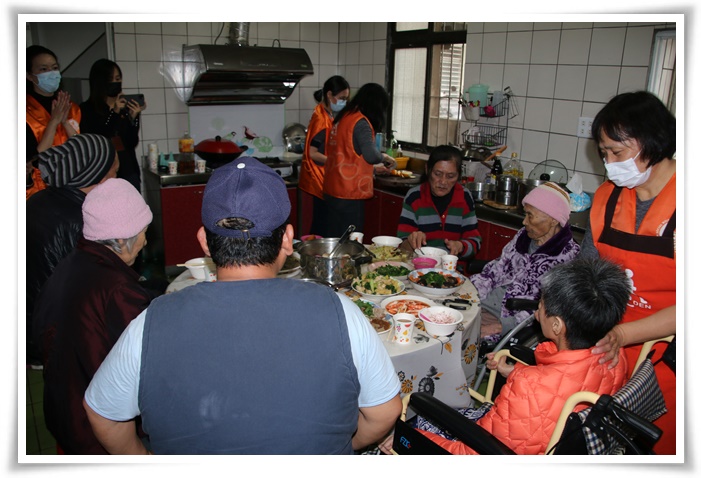 伊甸围炉活动邀请部落服务使用者，一起吃饭，一同享受年节喜气