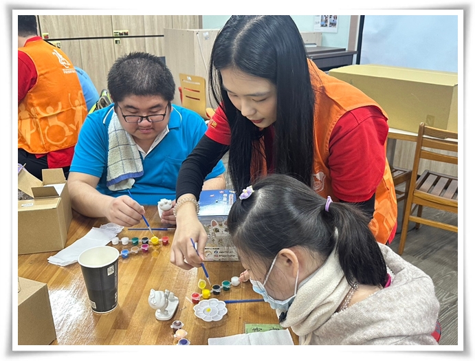 远百板桥中山店与身障学员一同进行彩绘活动，度过难忘的圣诞节。