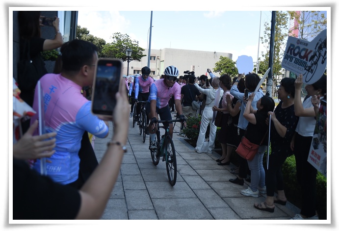 在眾人的掌聲與祝福下，11位傳愛騎士踏上環台之旅。