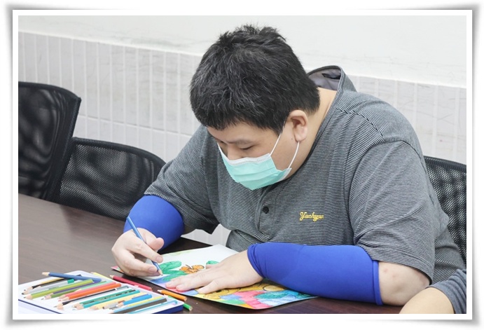 喜歡畫畫的元元，在創作中找到自信與成就感。