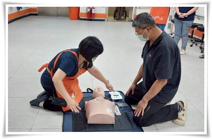 捐贈的六組AED練習組，提升照顧人員急救能力。