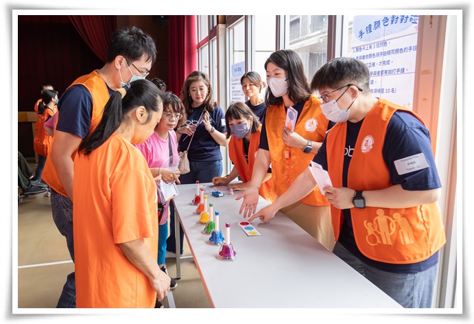 台北場次由志工一對一陪伴學員進行闖關遊戲