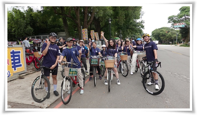 走出戶外，志工陪學員騎腳踏車，享受自然風光
