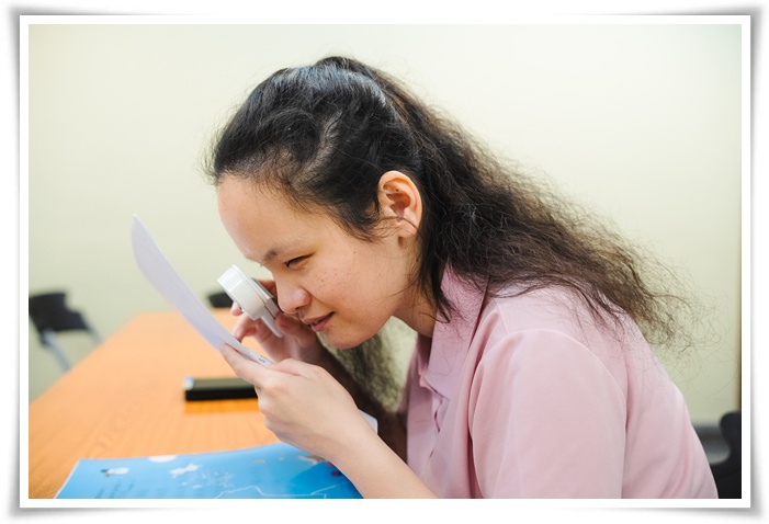 視障者婉怡樂觀自信與樂於付出,讓原本黑暗的視界,充滿豐富、溫暖的色彩