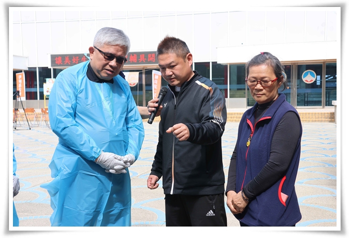 图五、戴先生（图中）、王小姐（图右）说明家人说明辅具清洁需求