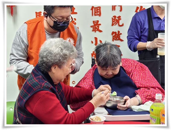 凯基银行的爱心捐款，让身心障碍朋友也能享受到丰盛的菜肴。