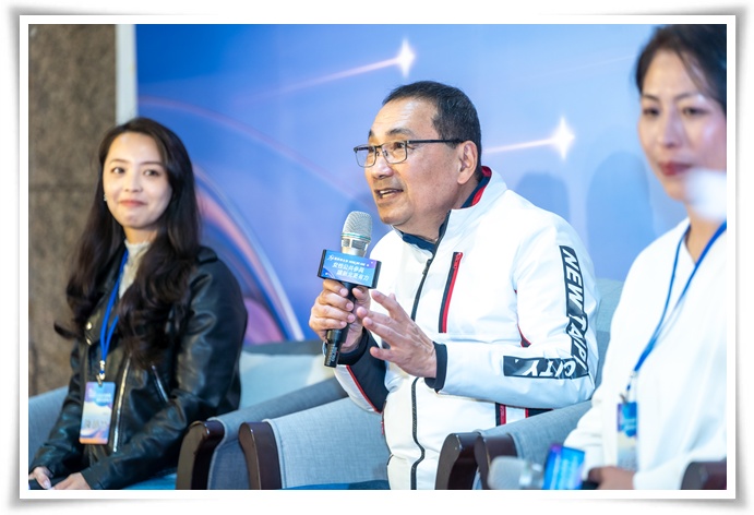 新北市市长侯友宜(中)也特别出席，献上祝福。