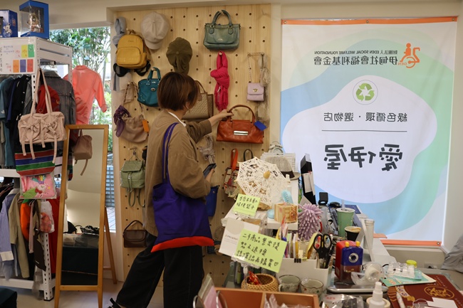 陈列架上的物品琳瑯满目,CP值超高