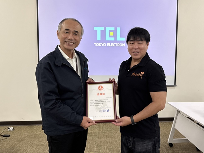 伊甸首席执行官何天元(右一)颁发感谢状给Tokyo Electron Taiwan副总陈元士(左一)。