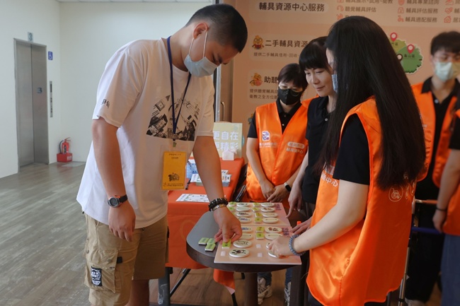 桃园南区辅具中心邀请民众通过体验,重新认识辅具在生活中的角色。