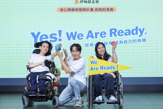 伊甸公益大使黄镫辉与伊甸宜兰教养院及大龙养护中心住民进行地板滚球,过程紧张又充满欢乐。