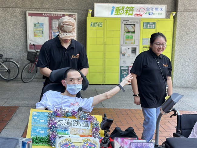 参与中心举办的跳蚤市集,增加承翰与社区交互的机会。