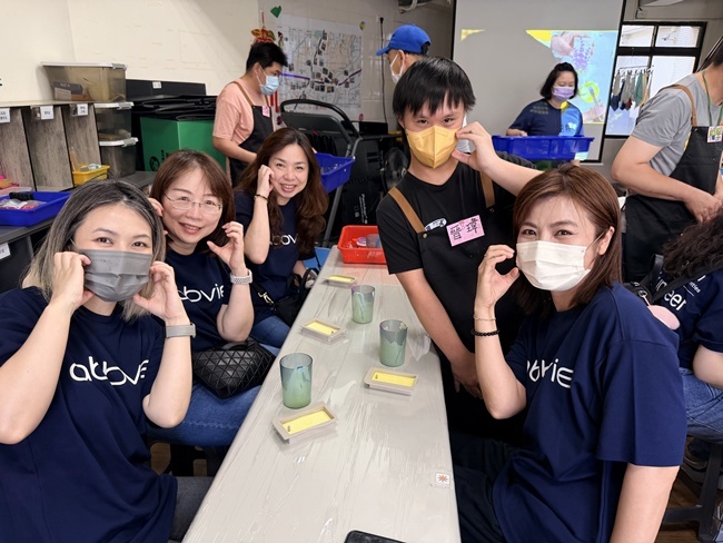 身心障碍学员与企业志工一起体验手作活动。