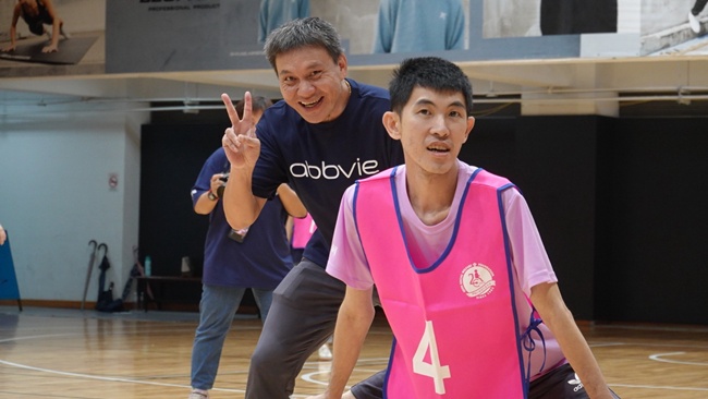 企业志工陪伴身障学员一起体验乐乐棒球。