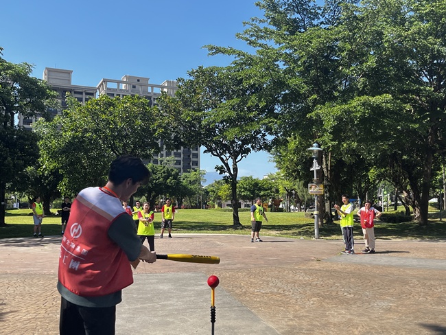 华南永昌证券号召11名员工,走出户外与身障学员一起体验乐乐棒球。