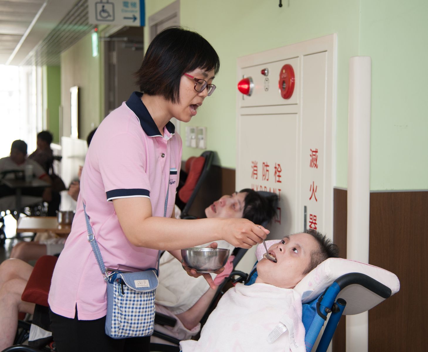 愛悅養護中心，中午餵食住民實況。